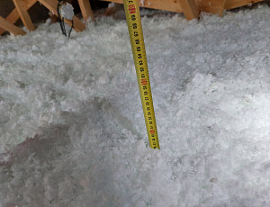 Zateplení stropu rodinného domu pomocí foukané izolace